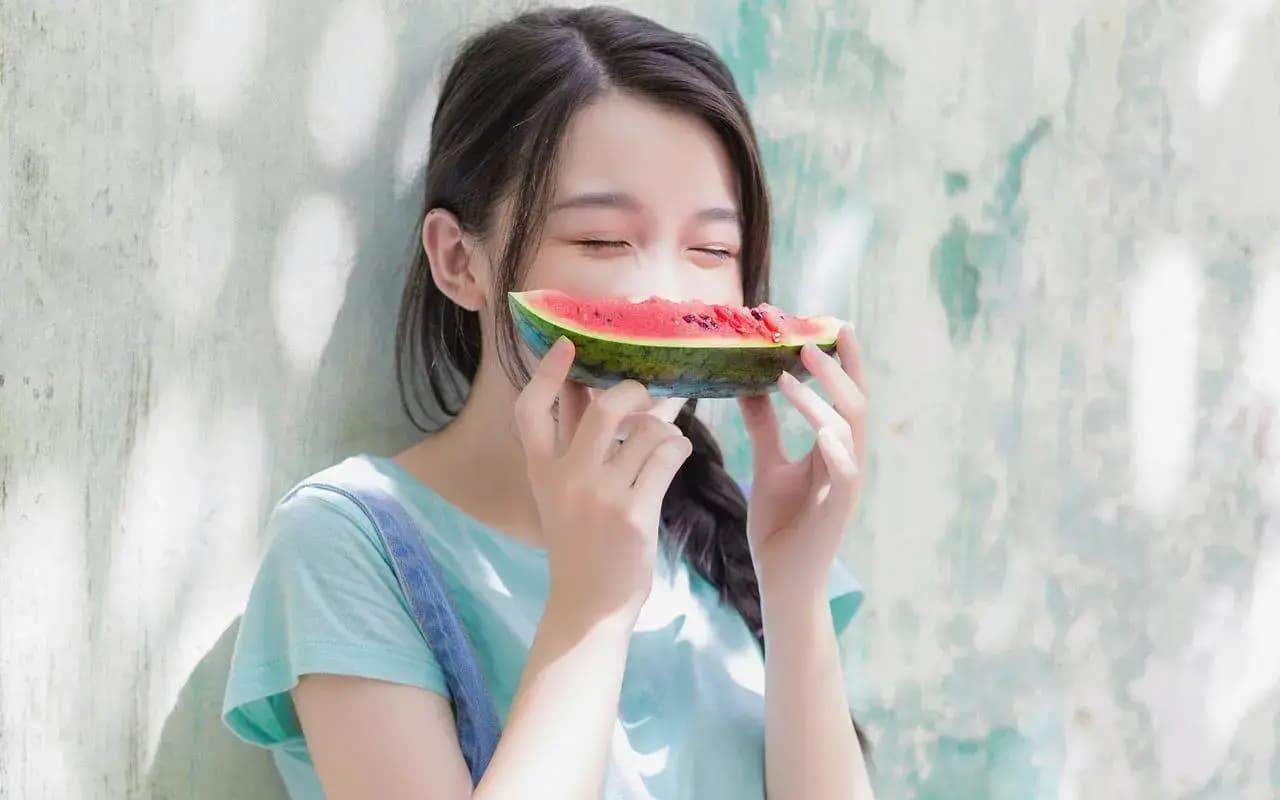 【吃瓜群qq群免费】爆料：炫富翻车！顶流女网红豪宅竟是样板间，车子都是租的？